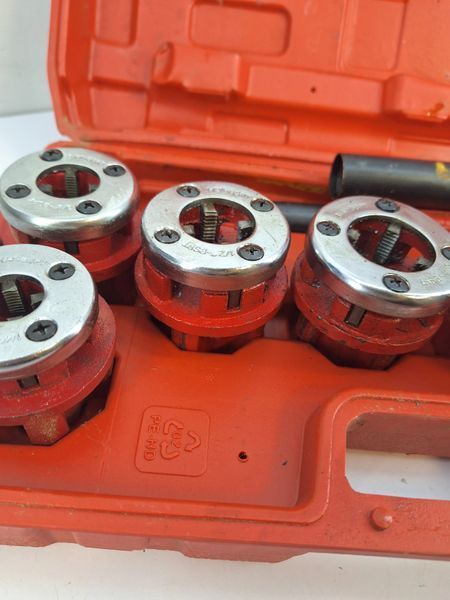 Набор плашек с удлинителем Mar-Pol M55820 1/4"-1 1/4" плашки для нарезки резьбы на трубах комплект плашек для труб резьбонарезные плашки MPL-M55820 фото